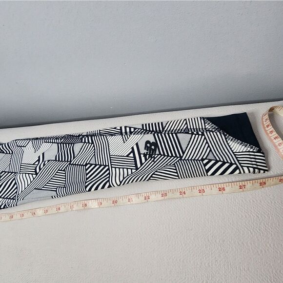 New Balance Black And White Geometric leggings with pockets Small - Picture 9 of 9